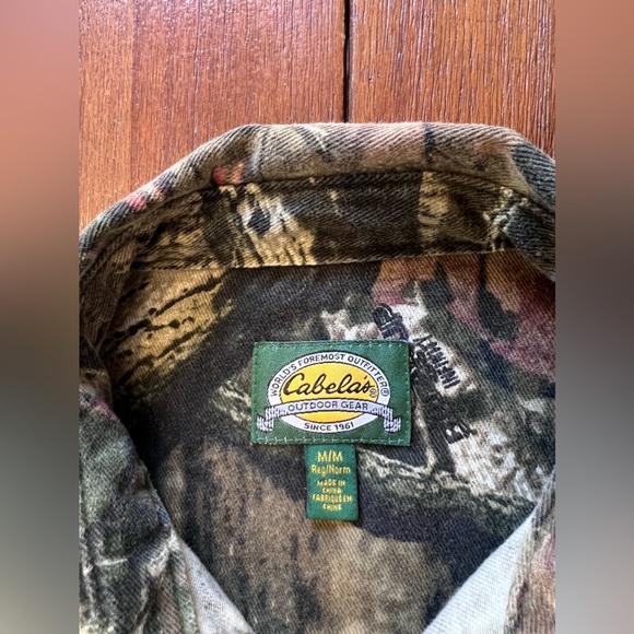 Cabela’s long sleeve camouflage button up shirt. Size Medium. - Picture 5 of 9
